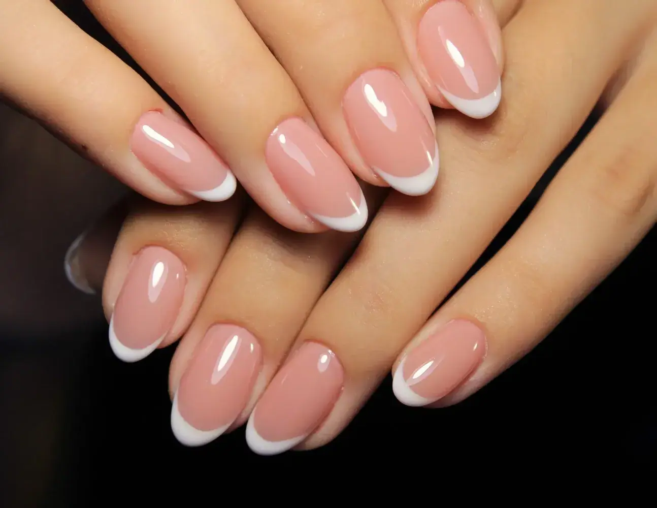 Nude tonlarda gel polish uygulanmış bakımlı tırnaklar