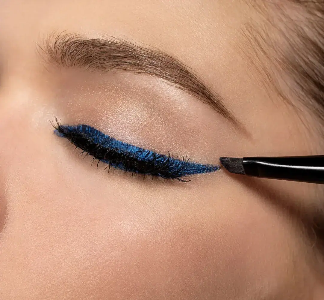 Mavi gözde ince eyeliner çizgisinin yakın çekimi