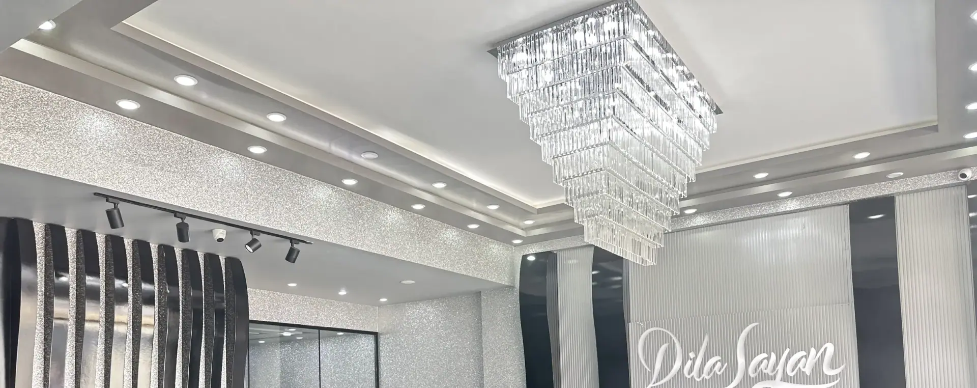 Dila Sayan Batıkent şubesinin salon tavanı ve avizesi